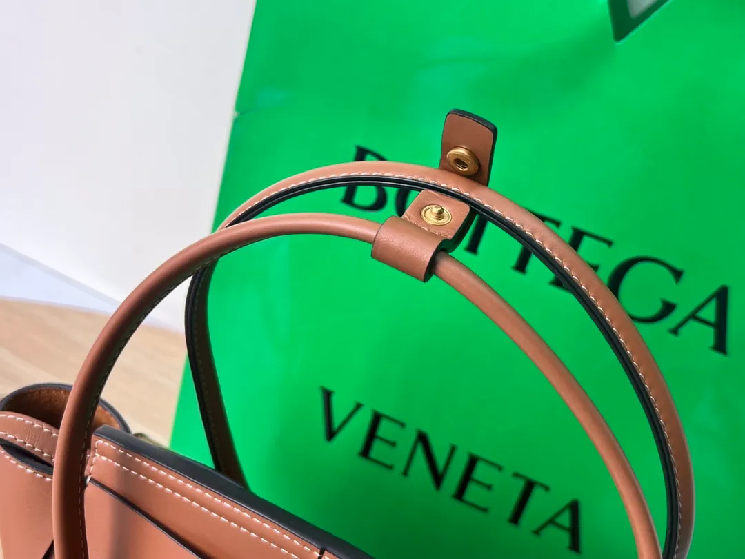 New MINI ARCO 29 Arrival: 6693 It has always focused on "low-key nobility". The design after the addition of Celine designers can be seen from this year's new Arco. It still retains this advantage. The simple design shows high-end. The obvious tension and neat atmosphere of the upper shoulders are also very in line with the current fashion attitude. Under the simplicity, there are not simple detailed designs, which are very special and have a sense of design. I like this French style model very much. It is romantic and textured. Fully recommended. Mini size 17X16X6. Opening 29cm